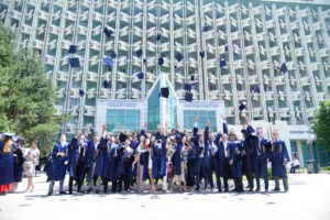 Как школа может заработать на прокате мантии