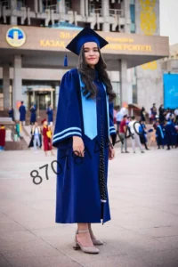 Университетская мантия - символ академических достижений Университетская мантия - символ академических достижений