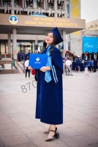 Как сохранить выпускную мантию на память