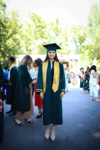 Мантия бакалавра элемент образа на выпускной